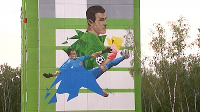 Пятиметровый Акинфеев украсил здание в Челябинской области 