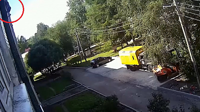 От падения из окон многоэтажек спасли двух детей очевидцы 