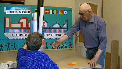 Ослепший художник создает картины-аппликации