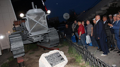 В Якутии поставили памятник челябинскому трактору