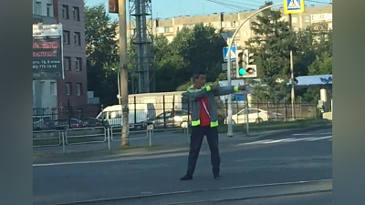 Несостоявшийся регулировщик повеселил жителей Челябинска 