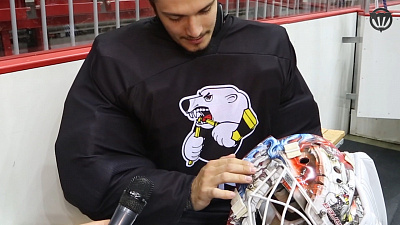 Голкипер «Трактора» Демченко представил новый шлем