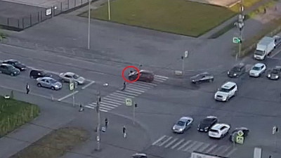 Велосипедиста, попавшего под машину, сняла камера видеонаблюдения 