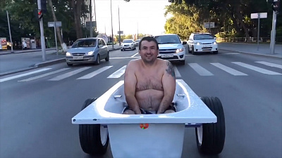 Уральский блогер прокатился по городу в ванне 
