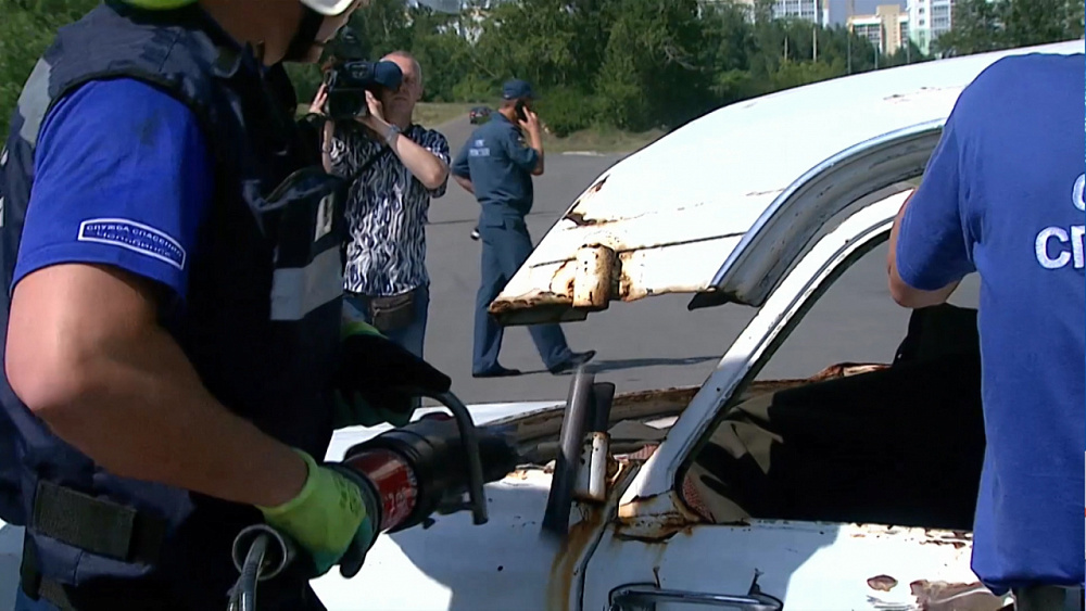 Врачи, пожарные и спасатели проводят учения