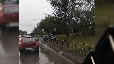 Автоледи на иномарке протаранила столб электроопоры в Магнитогорске