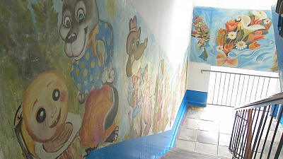 Пожилой копейчанин разукрасил стены подъезда на радость соседям