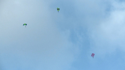 Парашютисты-зожники десантировались на челябинский стадион