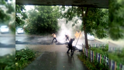 Челябинцев возмутила укладка асфальта в дождь