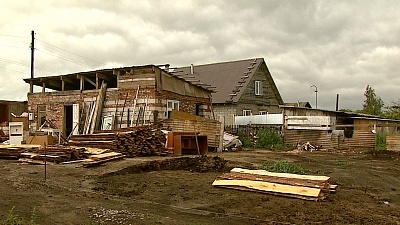 Кирпичами и досками помогают фермеру-погорельцу южноуральцы