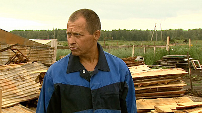 Фермер-погорелец получил помощь от уральского силача