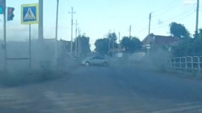 «Помял забор и скрылся»: лихача на «Ниссане» снял на камеру очевидец 