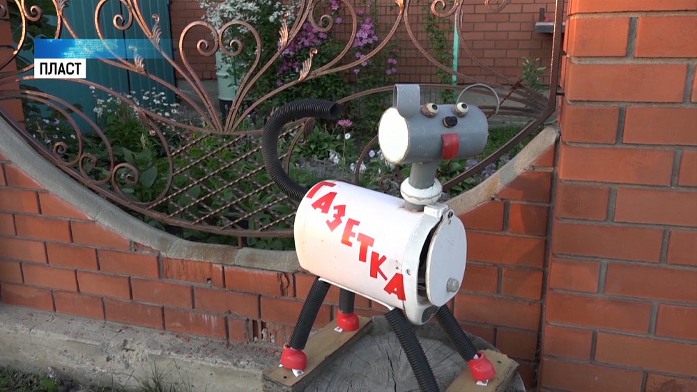 Жительница Пласта сделала почтовый ящик в виде собаки