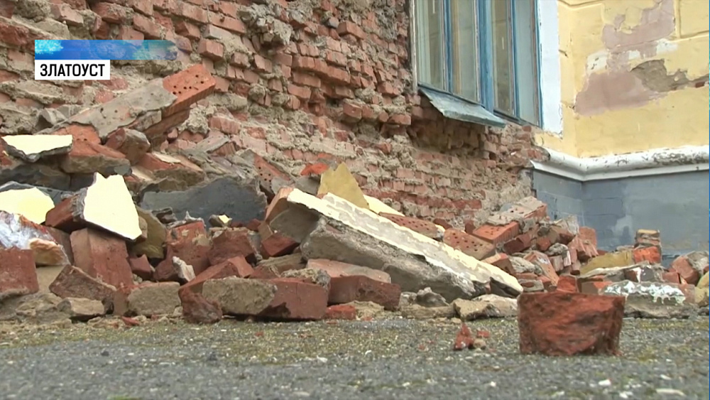 В школе Златоуста рухнула стена