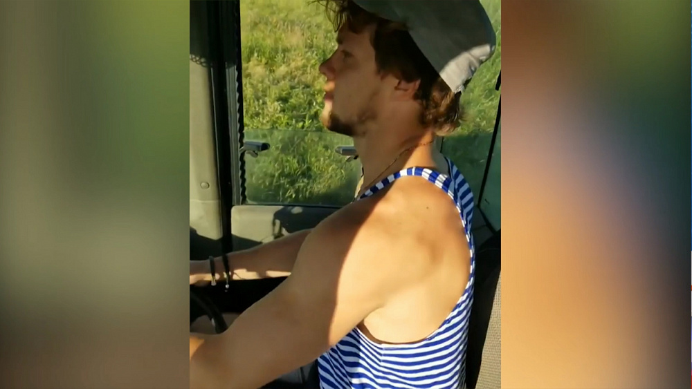 Артемий Панарин катается на тракторе по Коркино