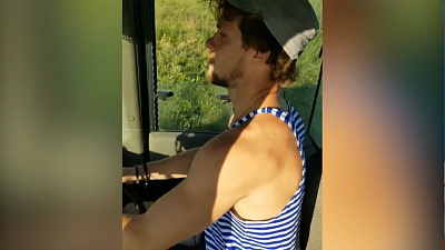 Артемий Панарин катается на тракторе по Коркино