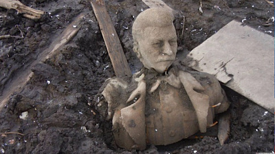 В Кусе на дне пруда обнаружили памятник Сталину
