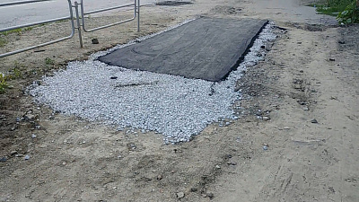 «Асфальт по-чебаркульски»: южноуральцев возмутил монтаж тротуара на пыльную дорогу 
