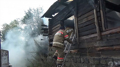 Неизвестные подожгли дом в Златоусте 