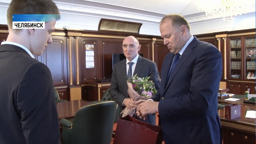 Полпред президента вручил подарки школьникам