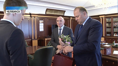 Полпред президента вручил подарки школьникам