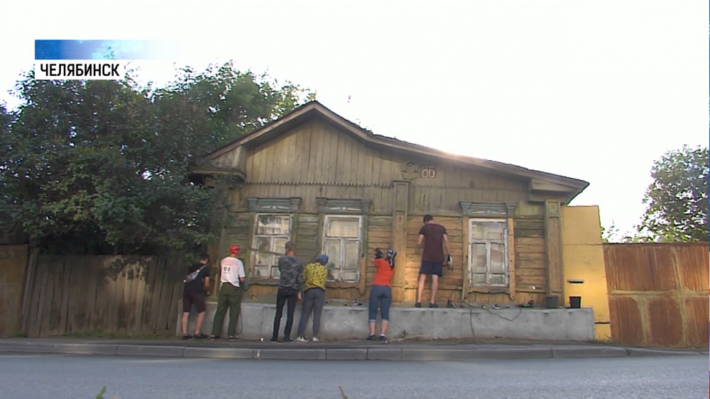 Волонтёры реконструируют старинный дом