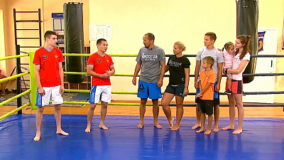 Семья Касымовых делают зарядку с чемпионами