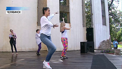 Пенсионеры танцуют зумбу перед саммитом ЗОЖ