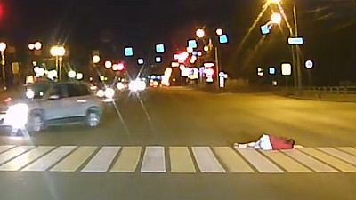 Девушка легла посреди дороги в Челябинске и попала на видео 