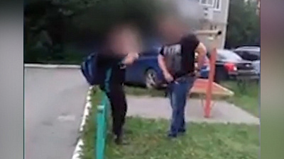 На Урале отец жестоко избил сына на глазах у прохожих 