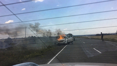 Иномарка сгорела дотла на трассе под Челябинском 