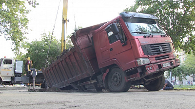 В Миассе грузовик провалился под асфальт 