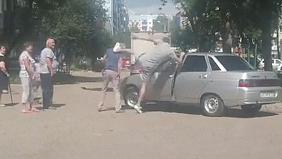 Агрессивный водитель избил пенсионера за замечание 