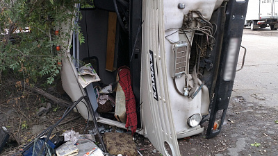 «КамАЗ» перевернулся в результате ДТП на улице Кирова 