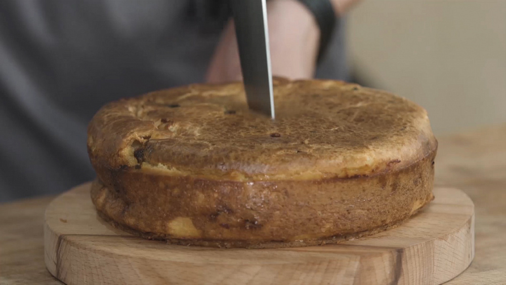 Пирог из жидкого теста со свининой