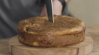 Пирог из жидкого теста со свининой