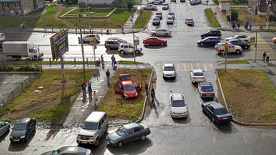 Автомобиль вылетел на газон, уходя от столкновения 