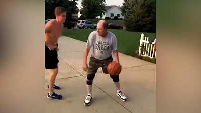 Пожилой баскетболист одурачил молодого парня и стал звездой соцсетей