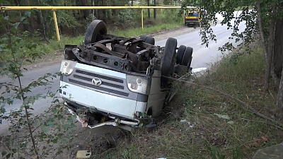 Грузовик перевернулся на дороге в Златоусте