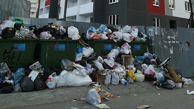 Контейнеры для мусора увозят, на их месте образуются свалки