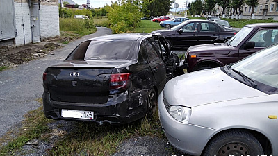 Отечественная легковушка протаранила иномарку в Сатке
