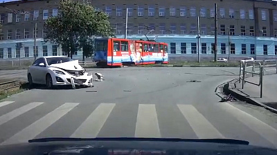 Момент столкновения иномарки с трамваем в Челябинске попал на видео