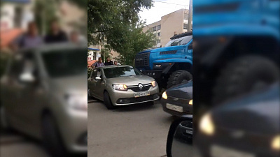 Большегруз несколько метров тащил иномарку по дороге