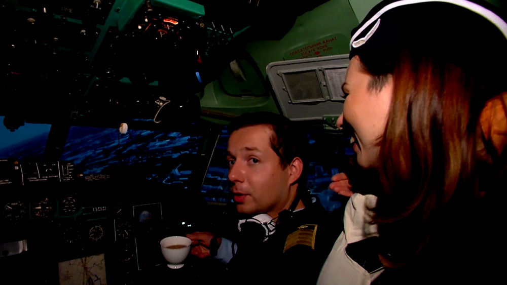 Ведущие в роли пилотов самолета