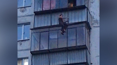 Женщина вылезла на край балкона в челябинской многоэтажке
