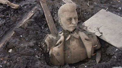 На радость дайверам. Найденный в Кусе на дне пруда памятник Сталину хотят вернуть в водоем