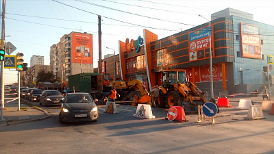 На улице Российской возле торгового комплекса «Радуга» в Челябинске провалился асфальт