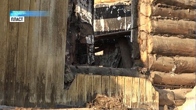 Семья с двумя детьми осталась без дома