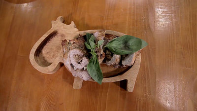 Рулет из свинины с грибами и луком