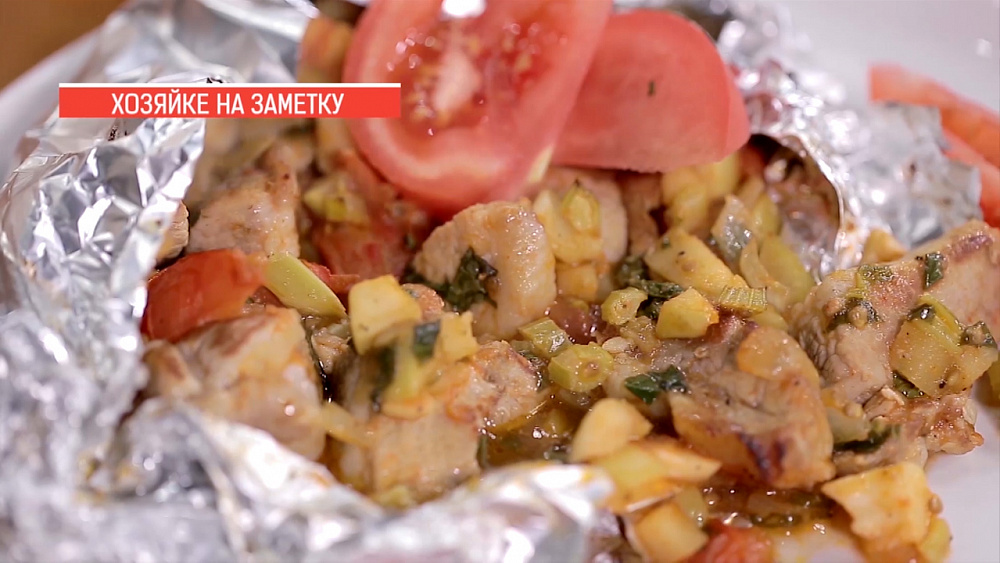 Свинина, запеченная в фольге со стеблем сельдерея и яблоком